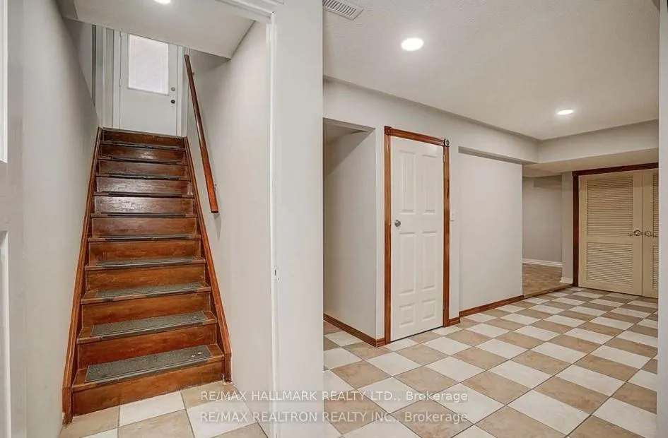 Photo 2 of Unit Bsmt, 364 Castlehill Road, Vaughan, Maple — HOMEH
