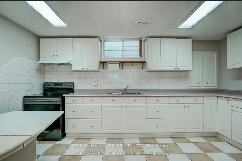 Photo 7 of Unit Bsmt, 364 Castlehill Road, Vaughan, Maple — HOMEH