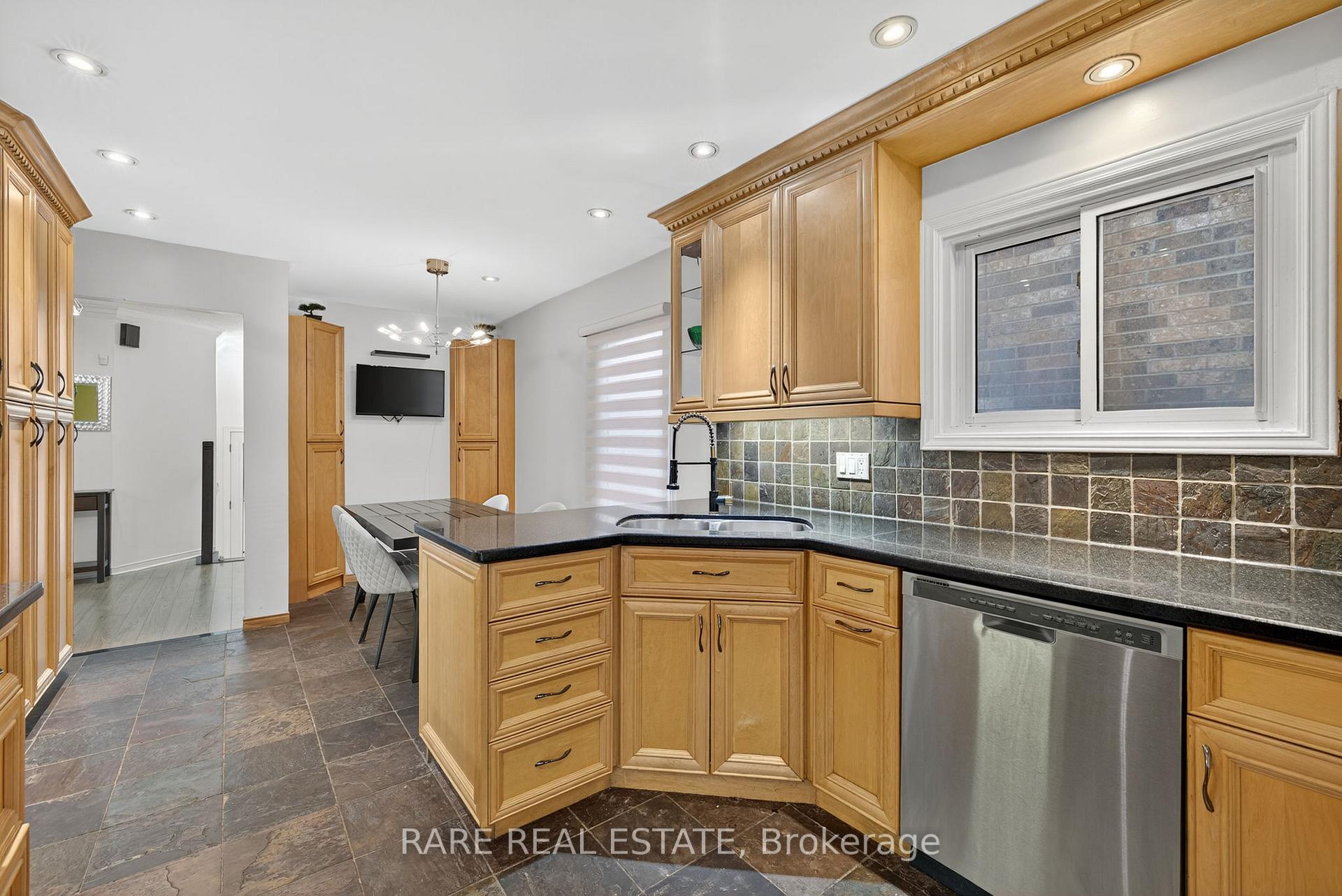 Photo 9 of 99 Esther Crescent, Vaughan, Crestwood-Springfarm-Yorkhill — HOMEH