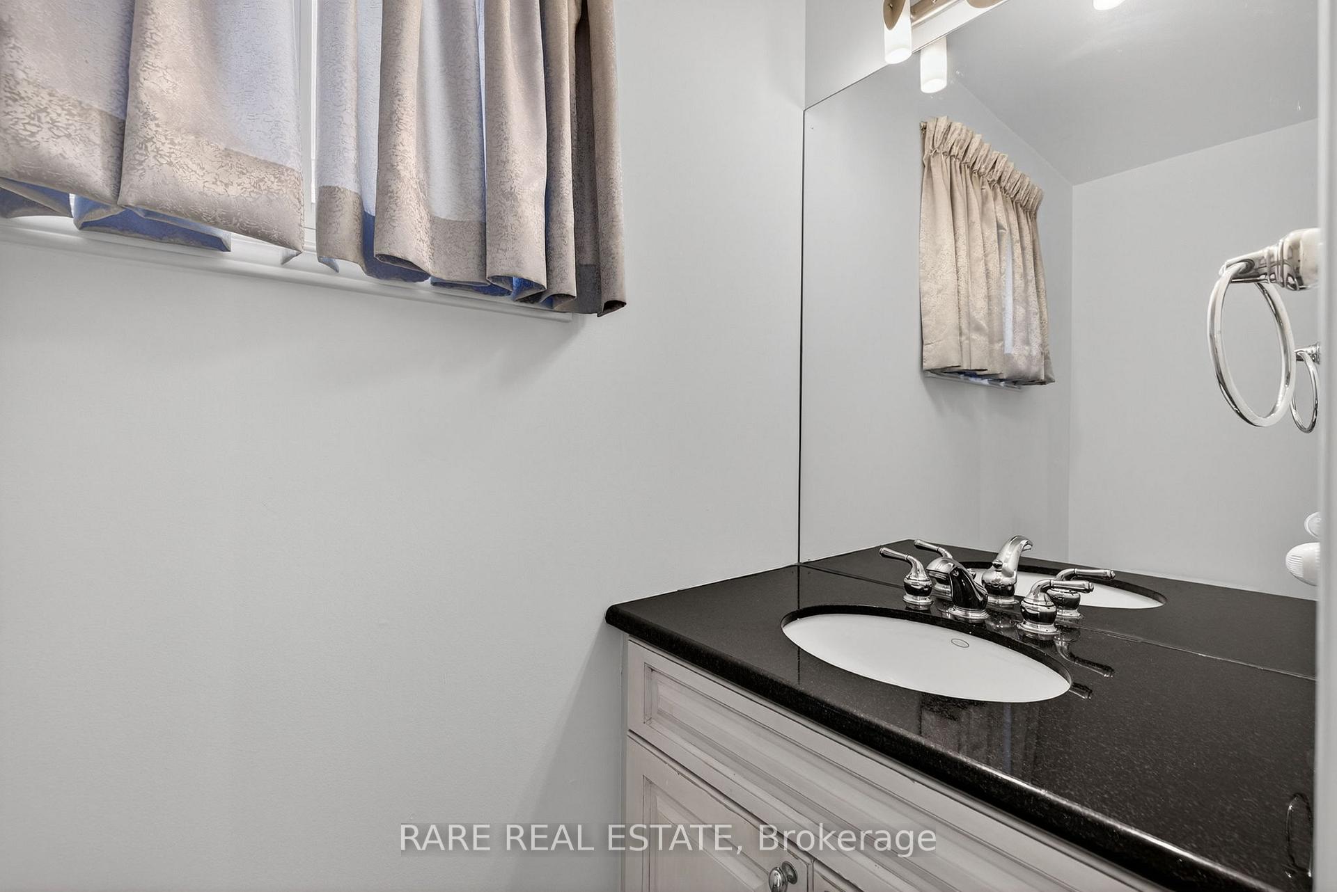 Photo 13 of 99 Esther Crescent, Vaughan, Crestwood-Springfarm-Yorkhill — HOMEH