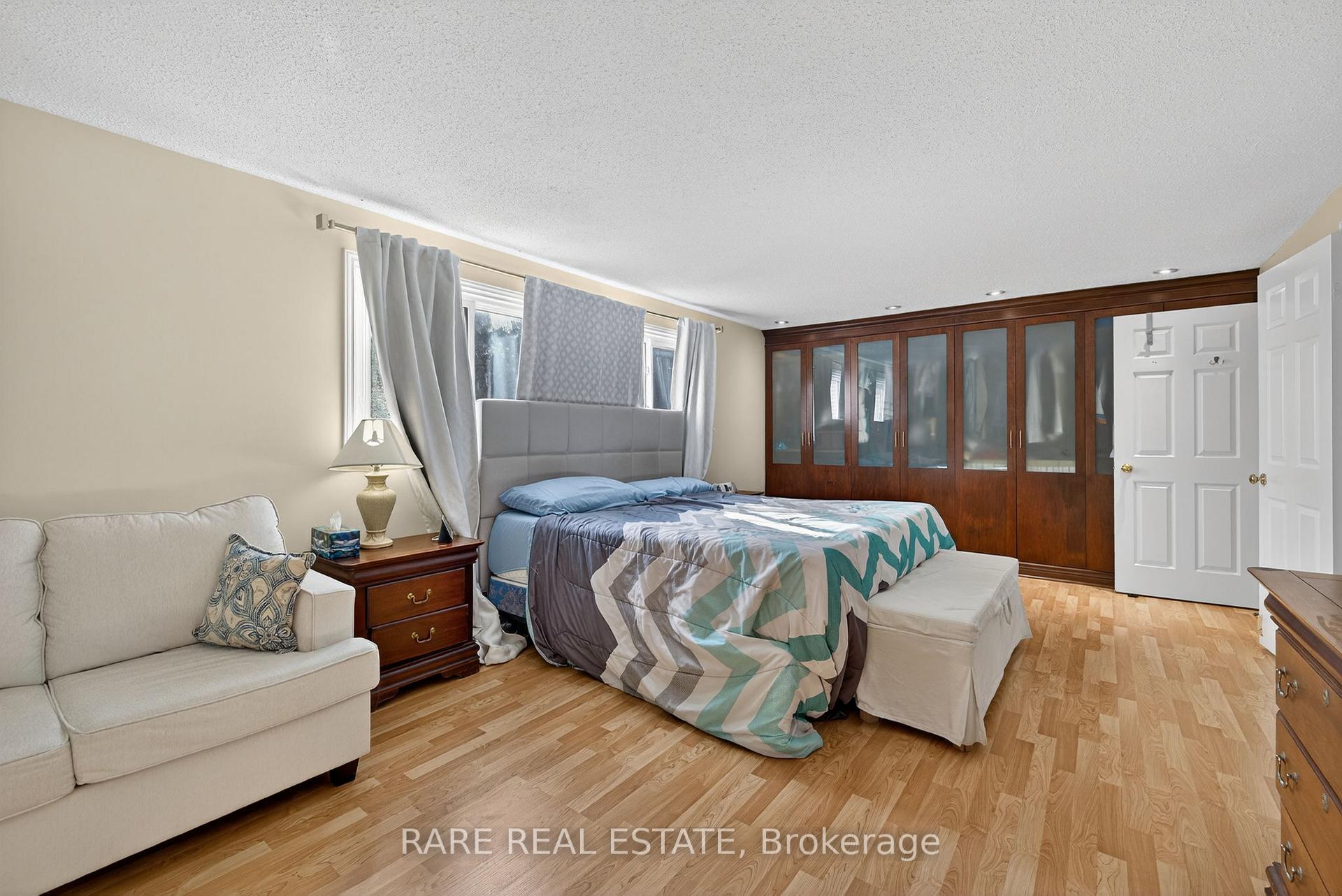 Photo 26 of 99 Esther Crescent, Vaughan, Crestwood-Springfarm-Yorkhill — HOMEH