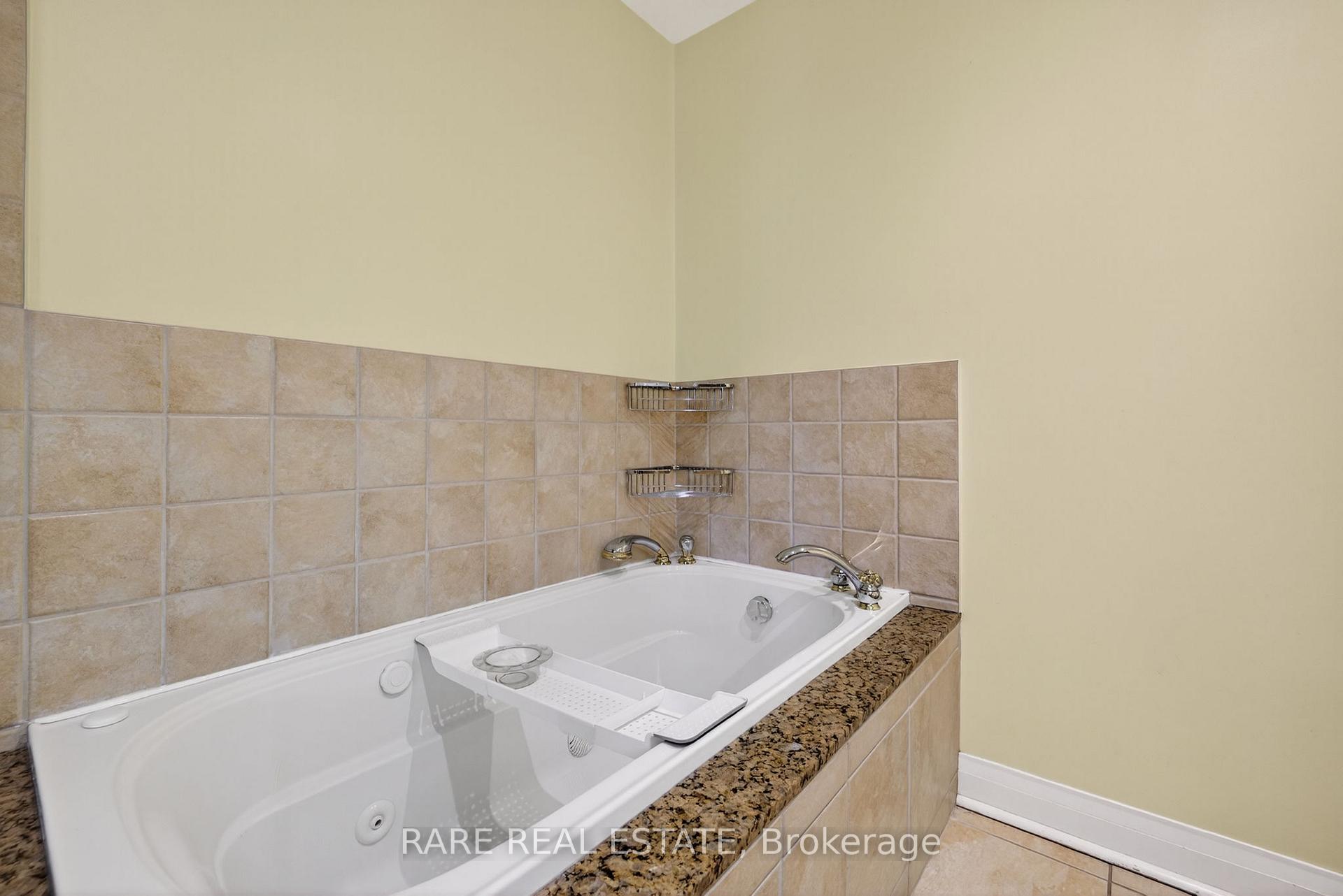 Photo 28 of 99 Esther Crescent, Vaughan, Crestwood-Springfarm-Yorkhill — HOMEH