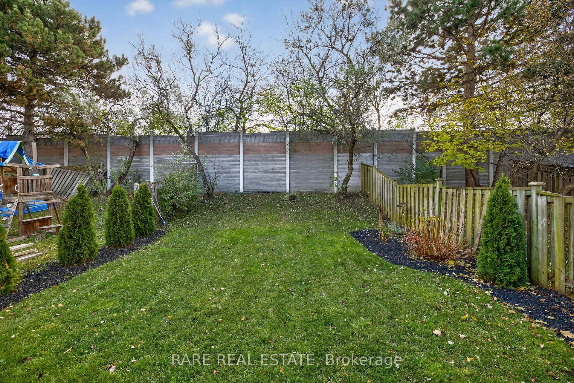 Photo 37 of 99 Esther Crescent, Vaughan, Crestwood-Springfarm-Yorkhill — HOMEH