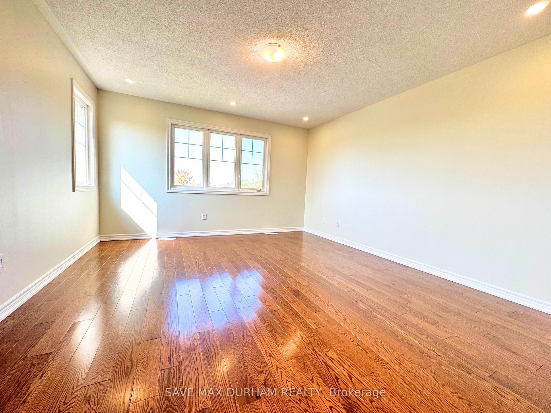 Photo 17 of 18 Silverwood Circle, Ajax, Central East — HOMEH