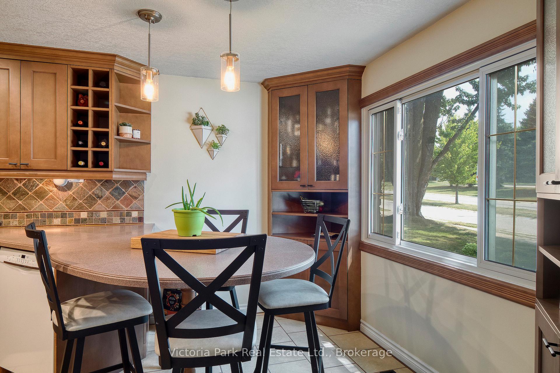 Photo 8 of 661 Glen Forrest Boulevard, Waterloo, Lakeshore Village — HOMEH