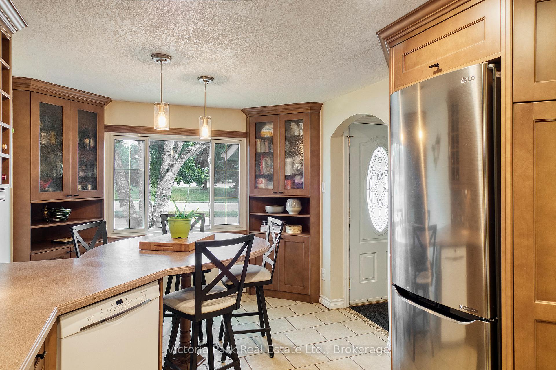 Photo 10 of 661 Glen Forrest Boulevard, Waterloo, Lakeshore Village — HOMEH
