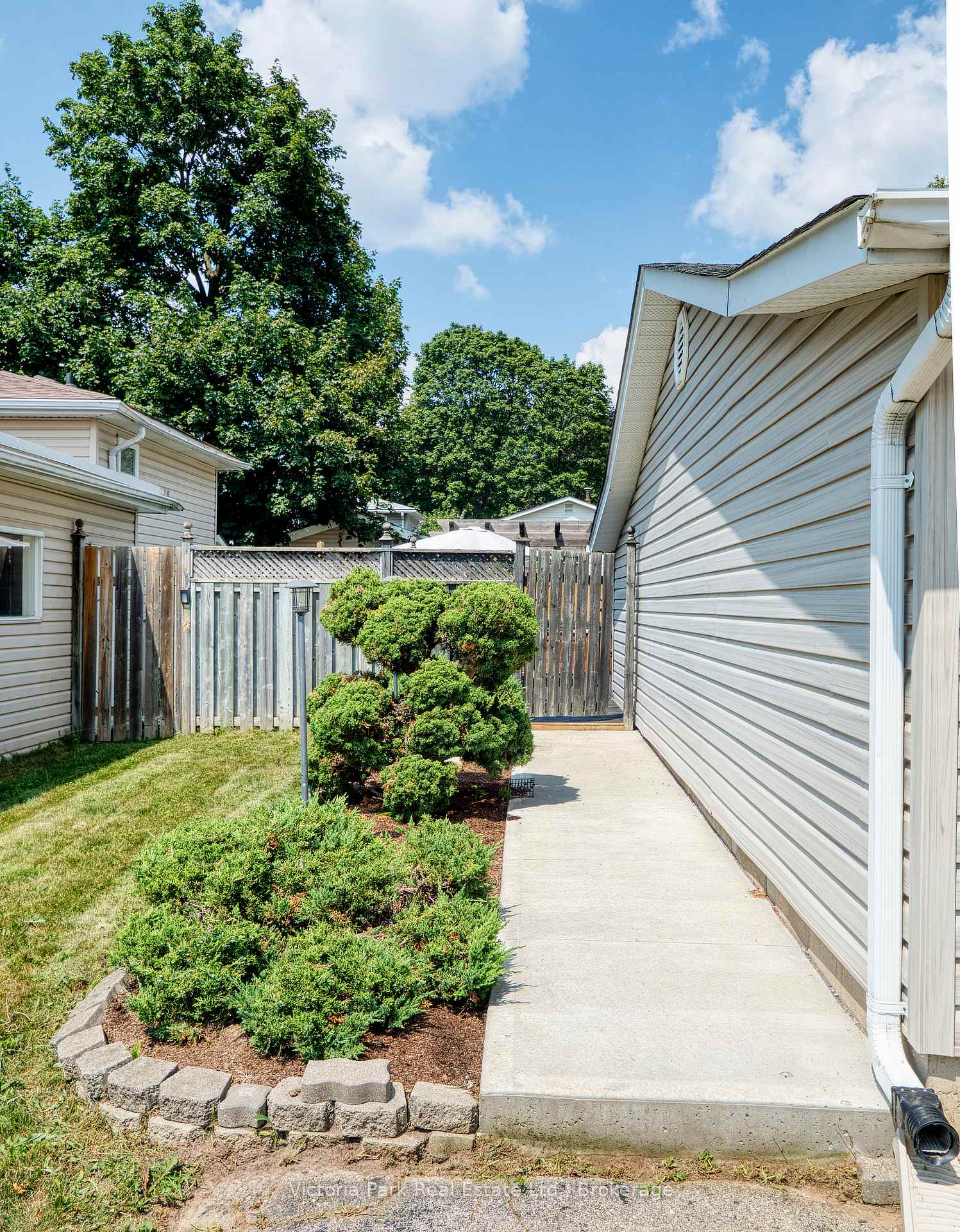 Photo 37 of 661 Glen Forrest Boulevard, Waterloo, Lakeshore Village — HOMEH