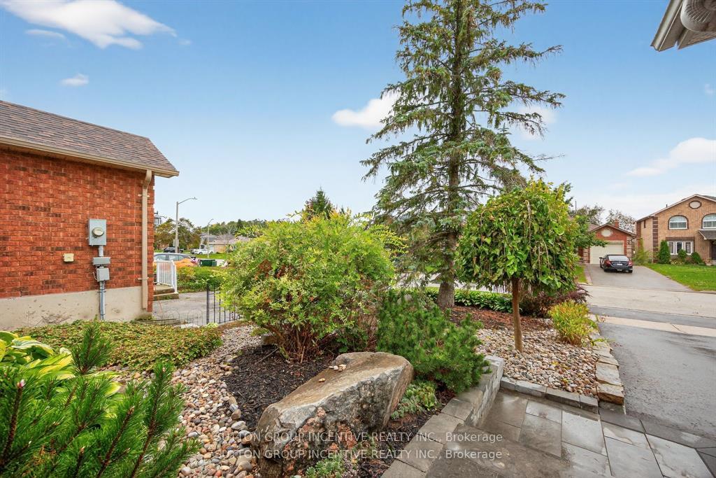 Photo 11 of 87 Irwin Drive, Barrie, Northwest — HOMEH