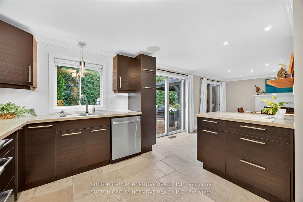 Photo 5 of 87 Irwin Drive, Barrie, Northwest — HOMEH