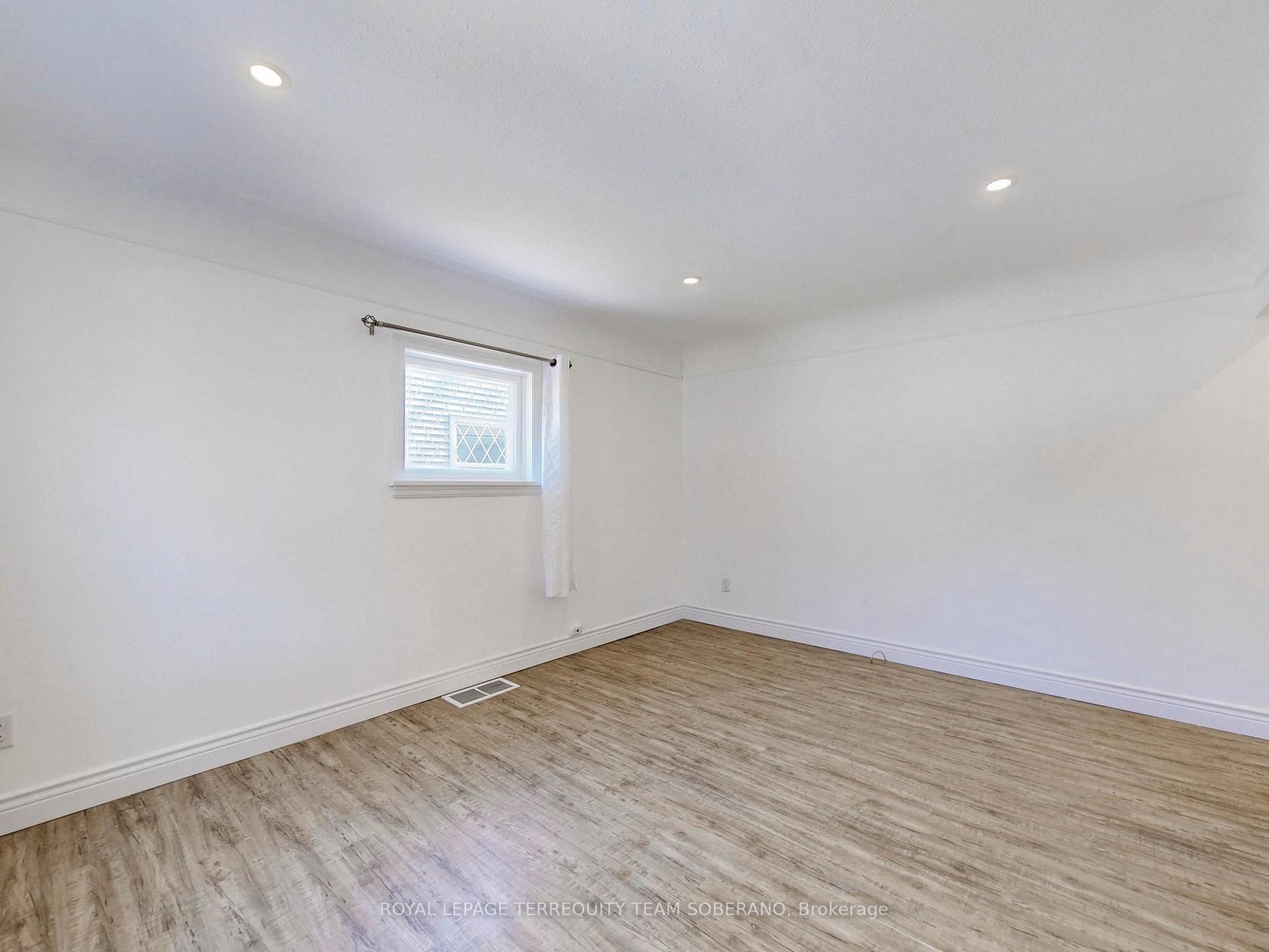 Photo 7 of 13 Roslin Avenue N, Waterloo, Downtown Waterloo — HOMEH