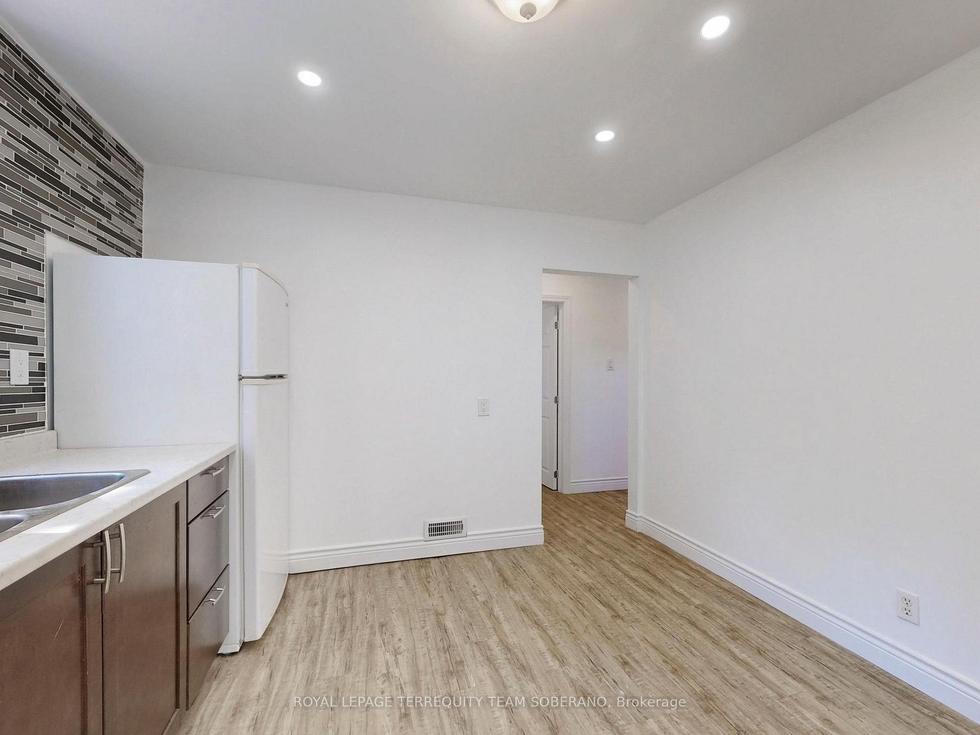 Photo 11 of 13 Roslin Avenue N, Waterloo, Downtown Waterloo — HOMEH