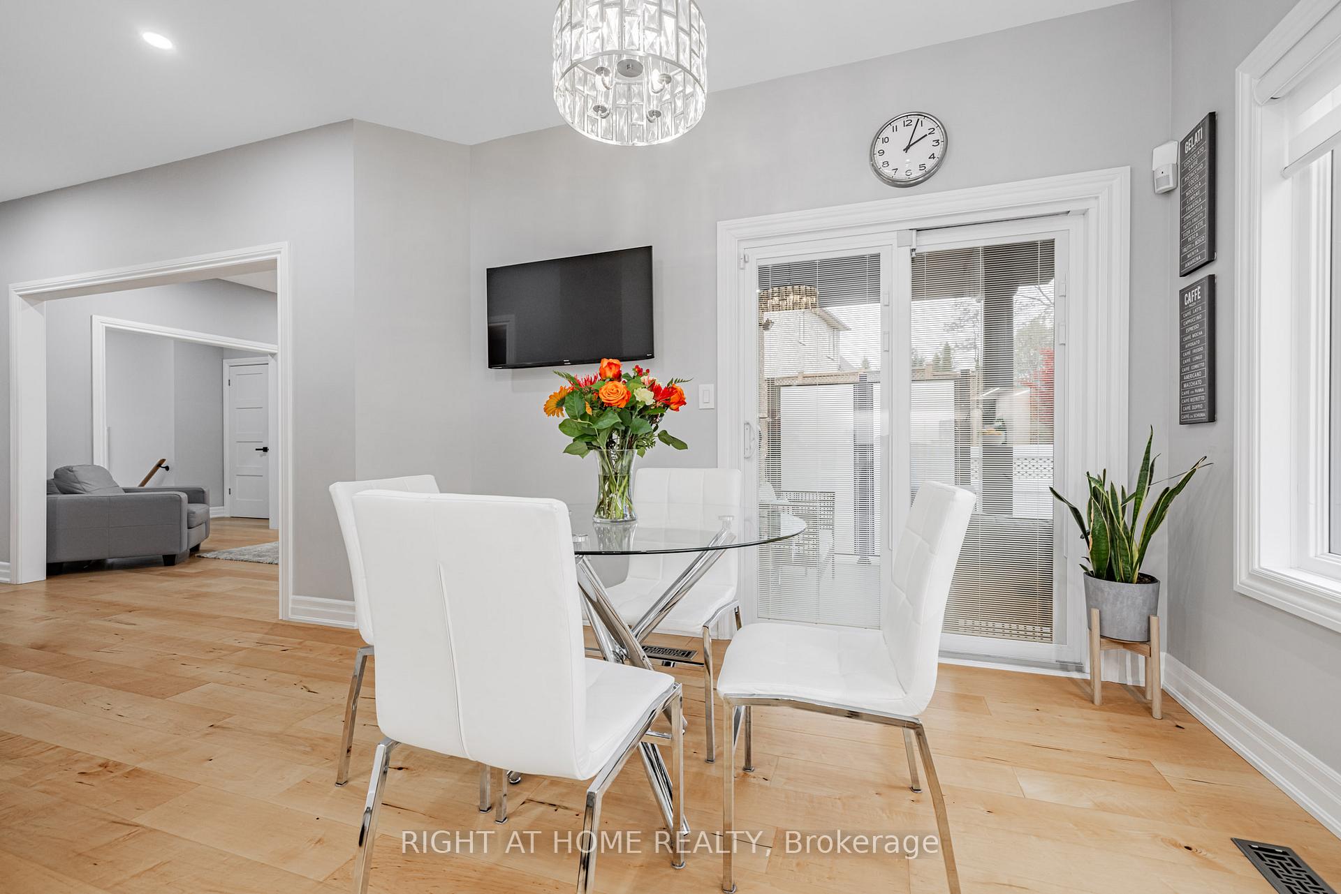 Photo 10 of 488 Royalpark Way, Vaughan, Elder Mills — HOMEH