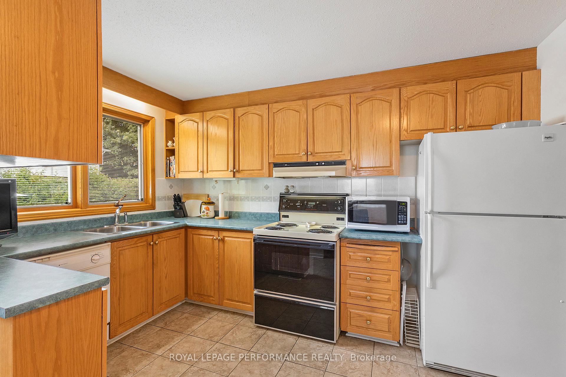 Photo 9 of 2427 Ogilvie Road, Ottawa, Beacon Hill North — HOMEH
