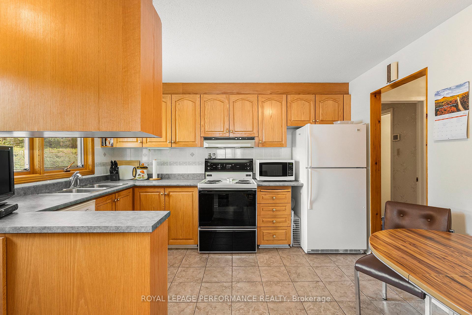 Photo 11 of 2427 Ogilvie Road, Ottawa, Beacon Hill North — HOMEH
