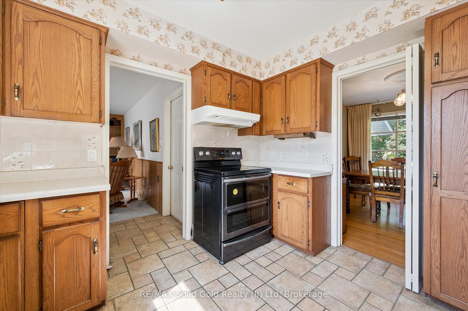 Photo 16 of 141 Weston Place, Waterloo — HOMEH