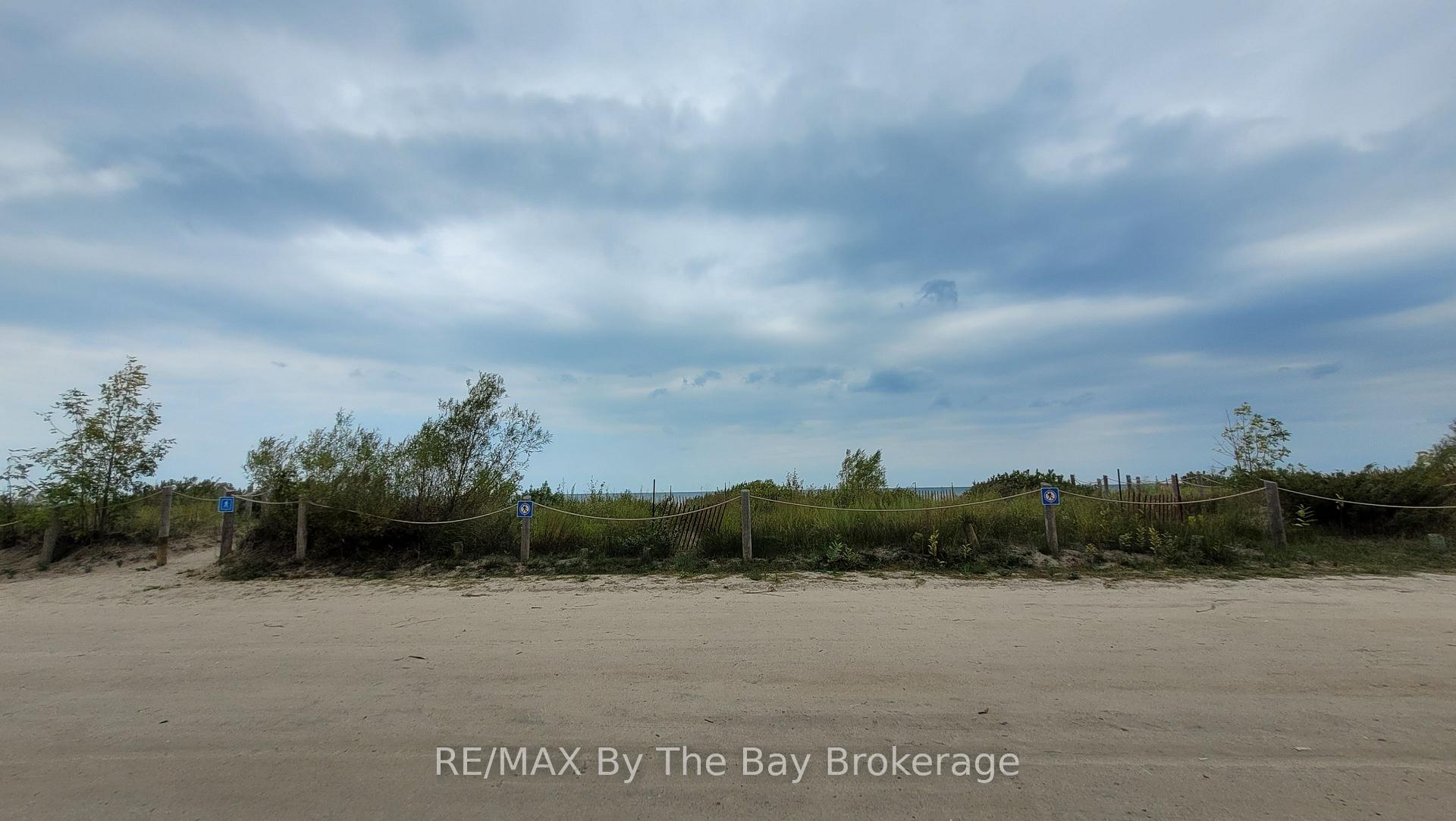 Photo 4 of 9 Julia Circle, Wasaga Beach — HOMEH