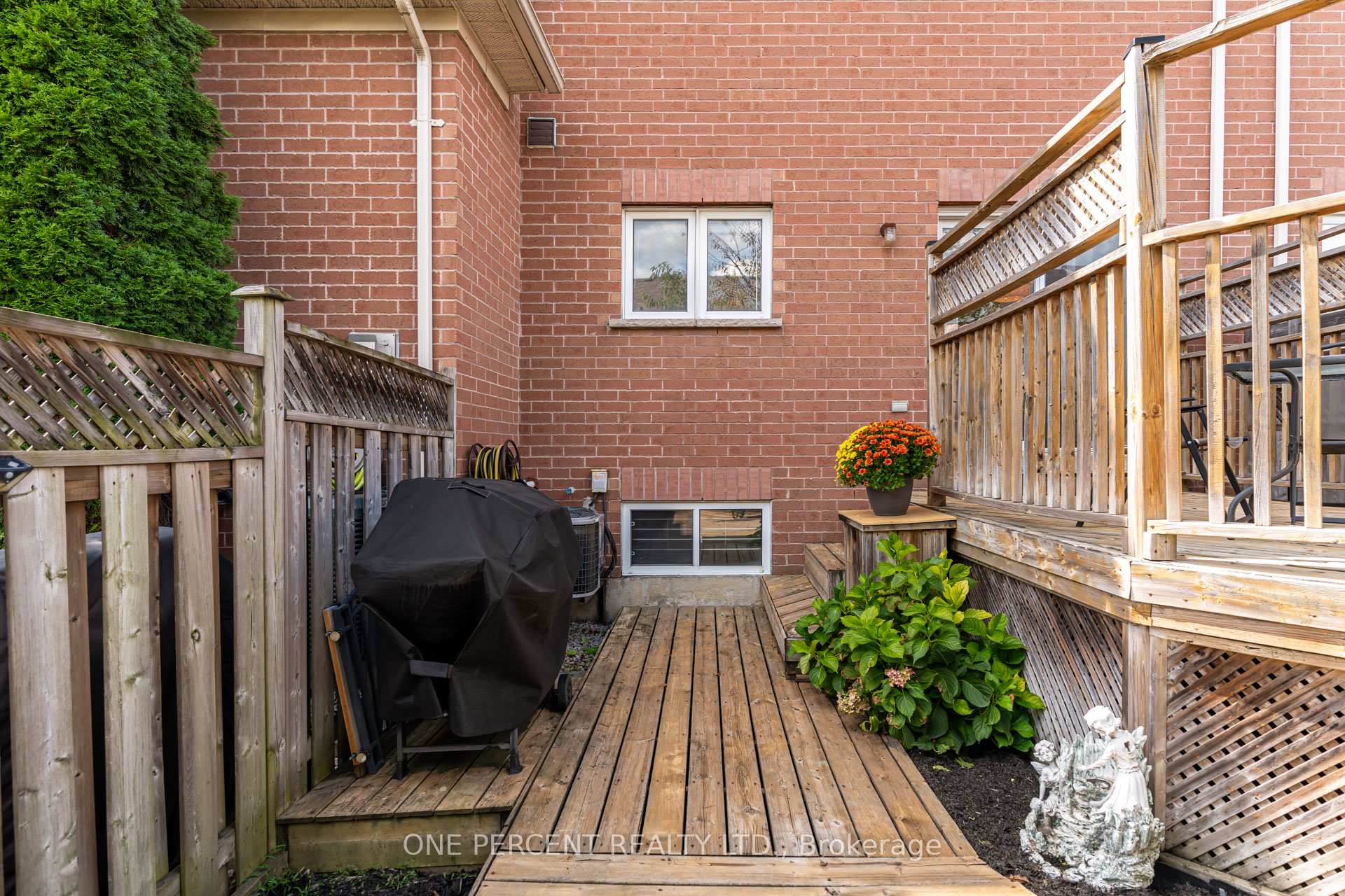 Photo 4 of 64 Lander Crescent, Vaughan, Patterson — HOMEH