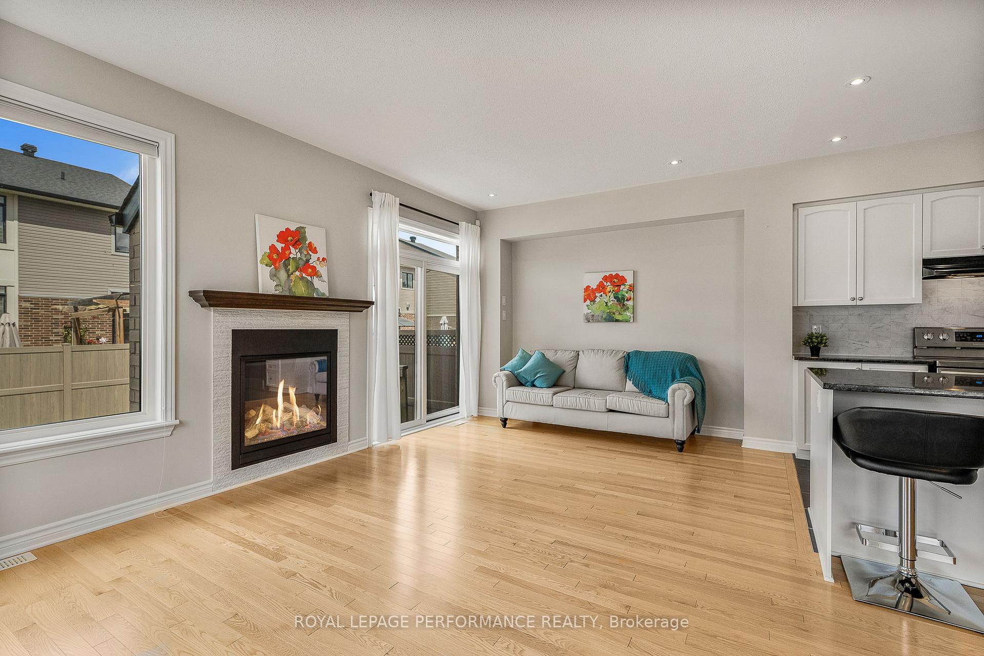 Photo 11 of 328 Ballinville Circle, Ottawa, Riverside South/Gloucester Glen — HOMEH