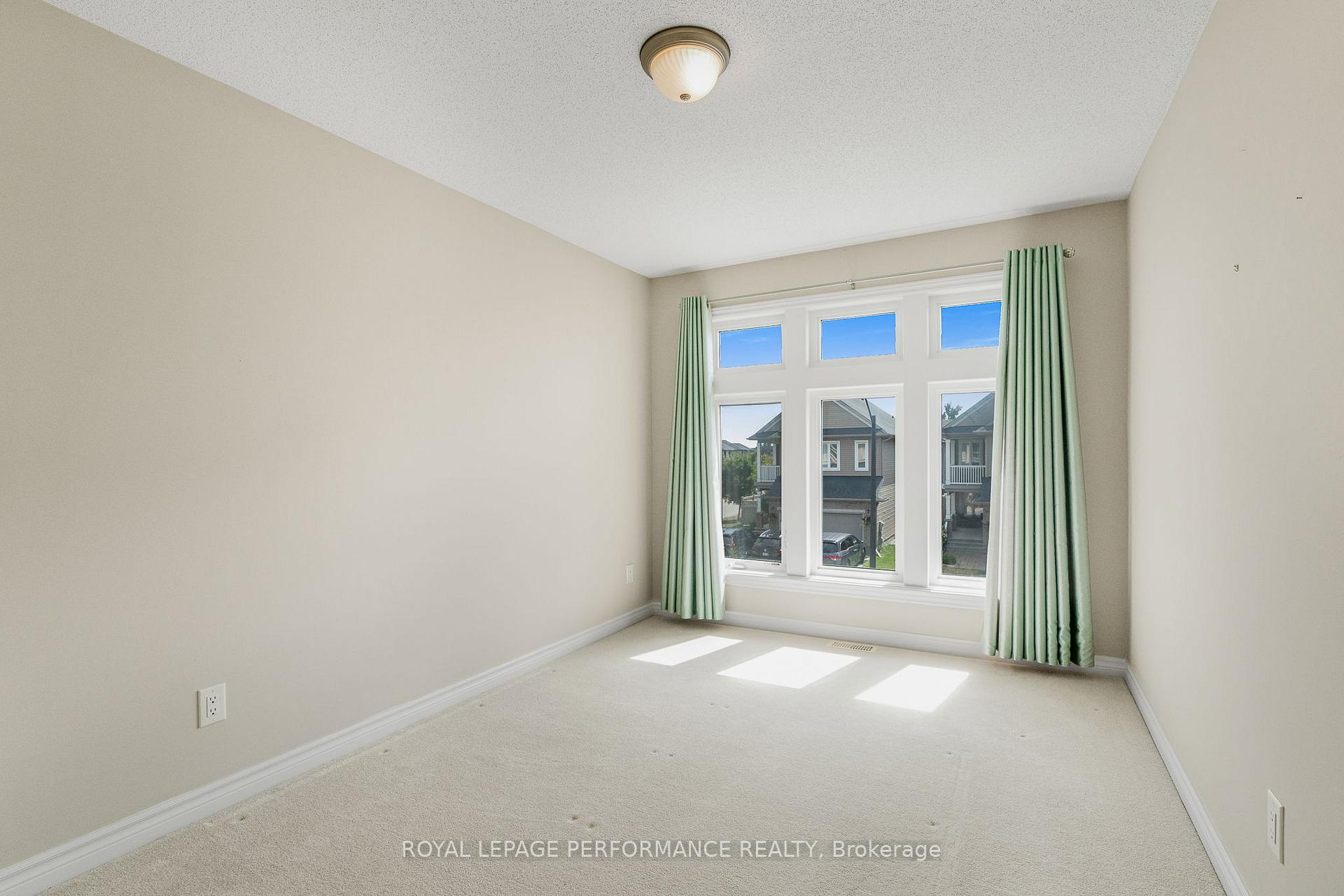 Photo 18 of 328 Ballinville Circle, Ottawa, Riverside South/Gloucester Glen — HOMEH