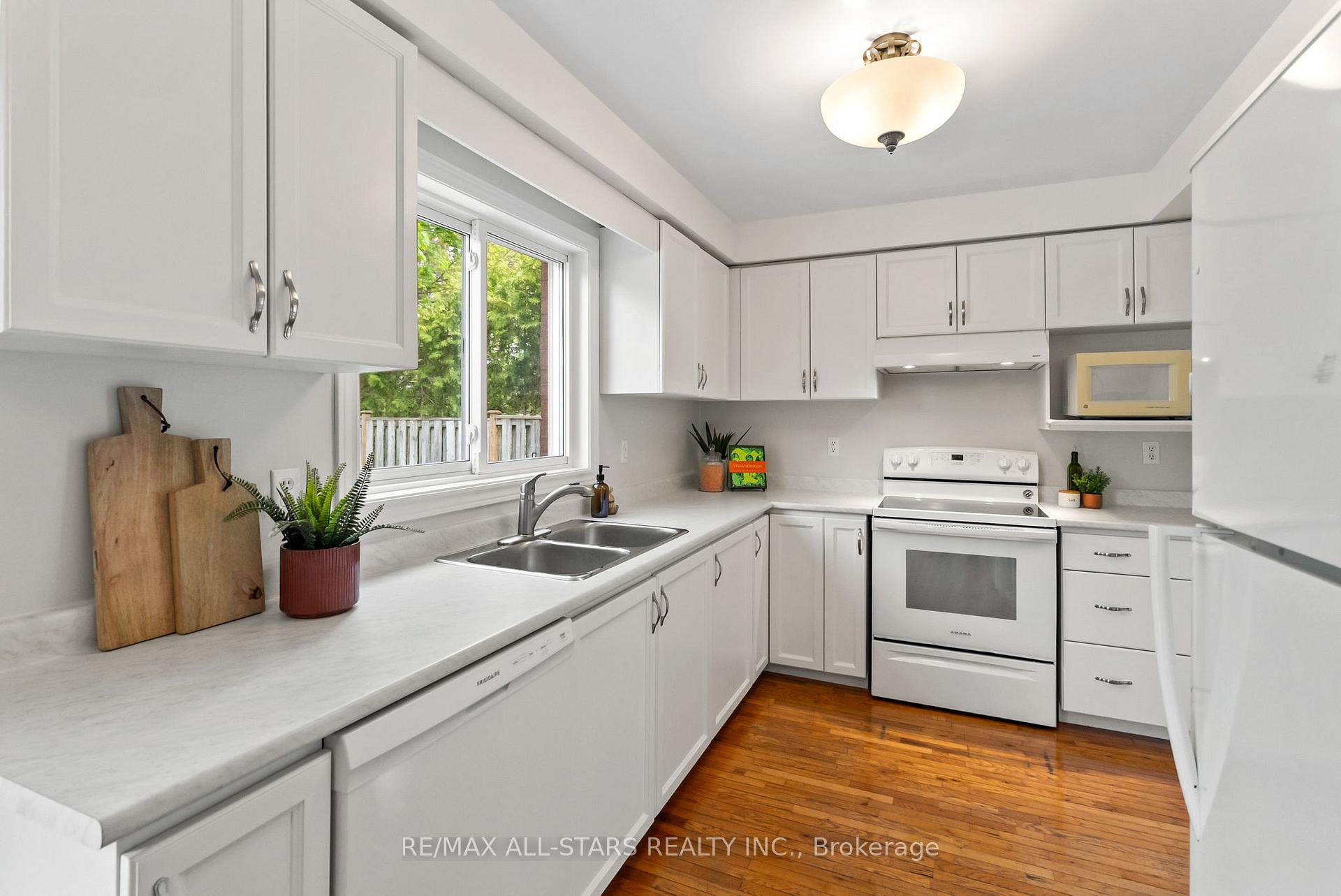 Photo 10 of 20 Enzo Crescent, Uxbridge — HOMEH