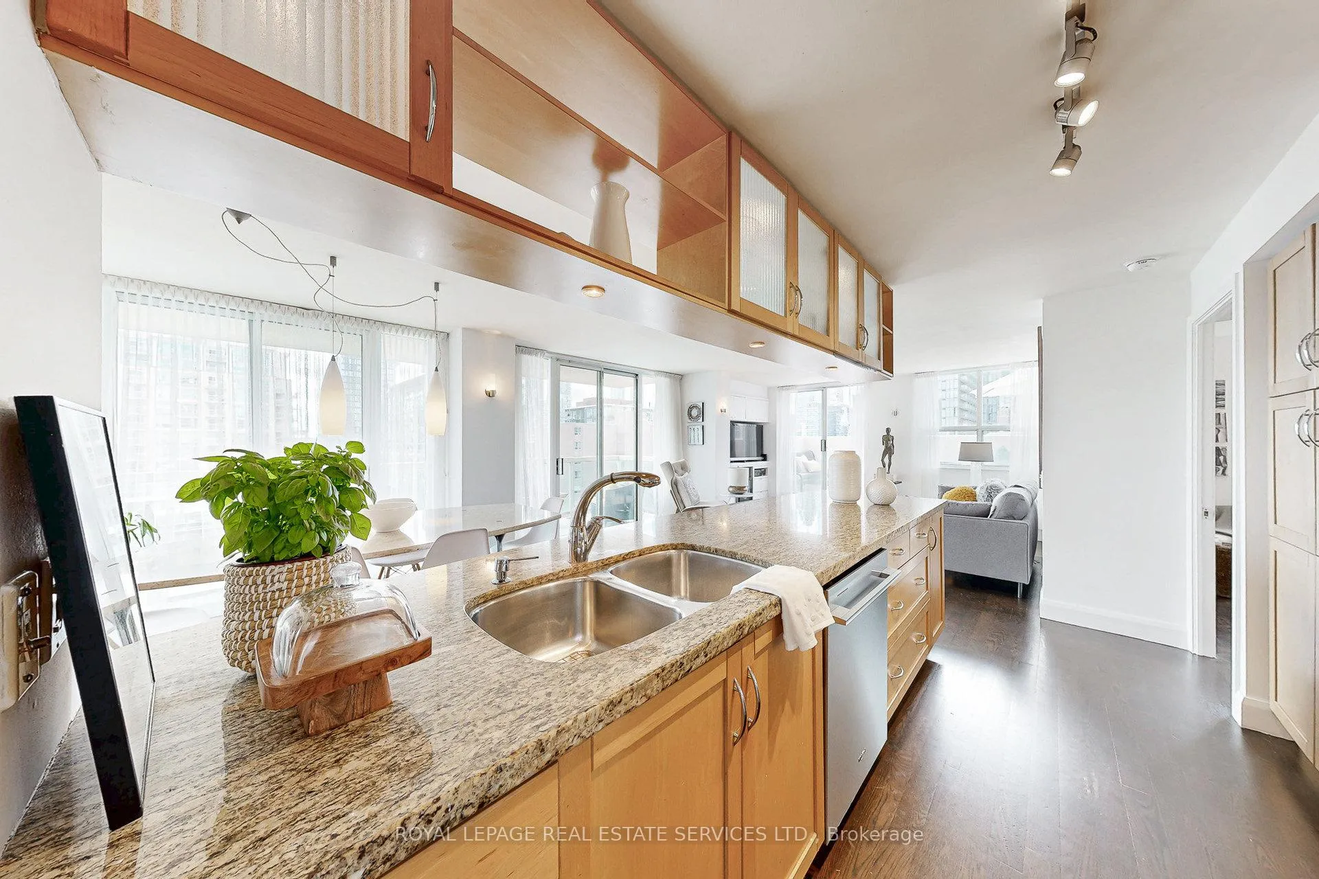 Photo 10 of Unit 1061, 313 Richmond St E, Toronto, Moss Park — HOMEH