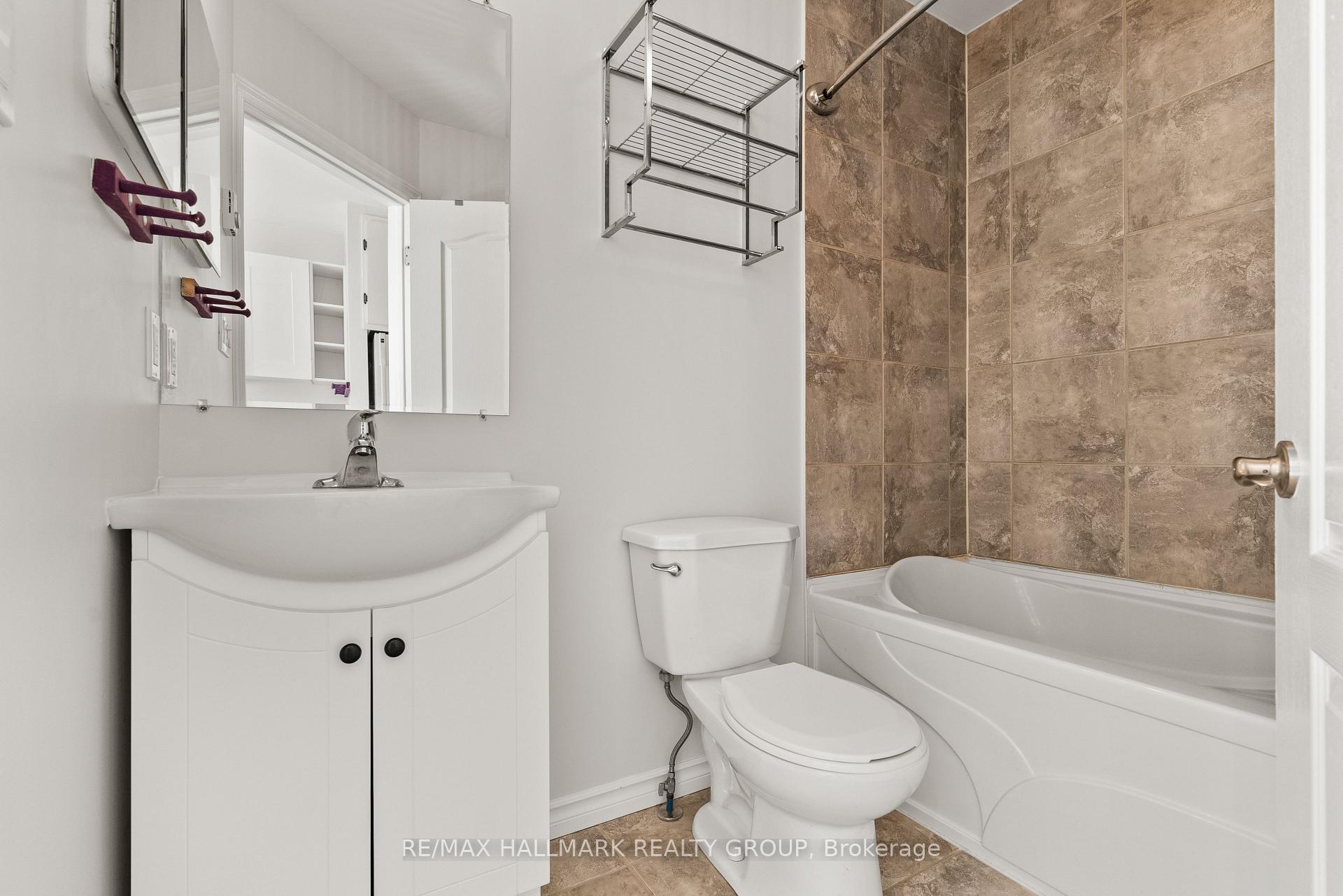 Photo 15 of 26 Ettrick Crescent, Ottawa, Barrhaven - Pheasant Run — HOMEH