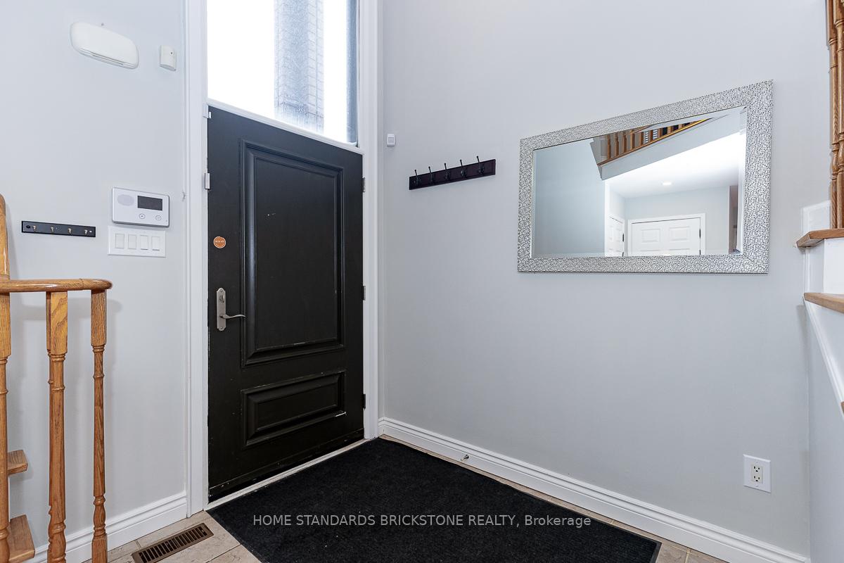 Photo 3 of 72 Sylwood Crescent, Vaughan, Maple — HOMEH