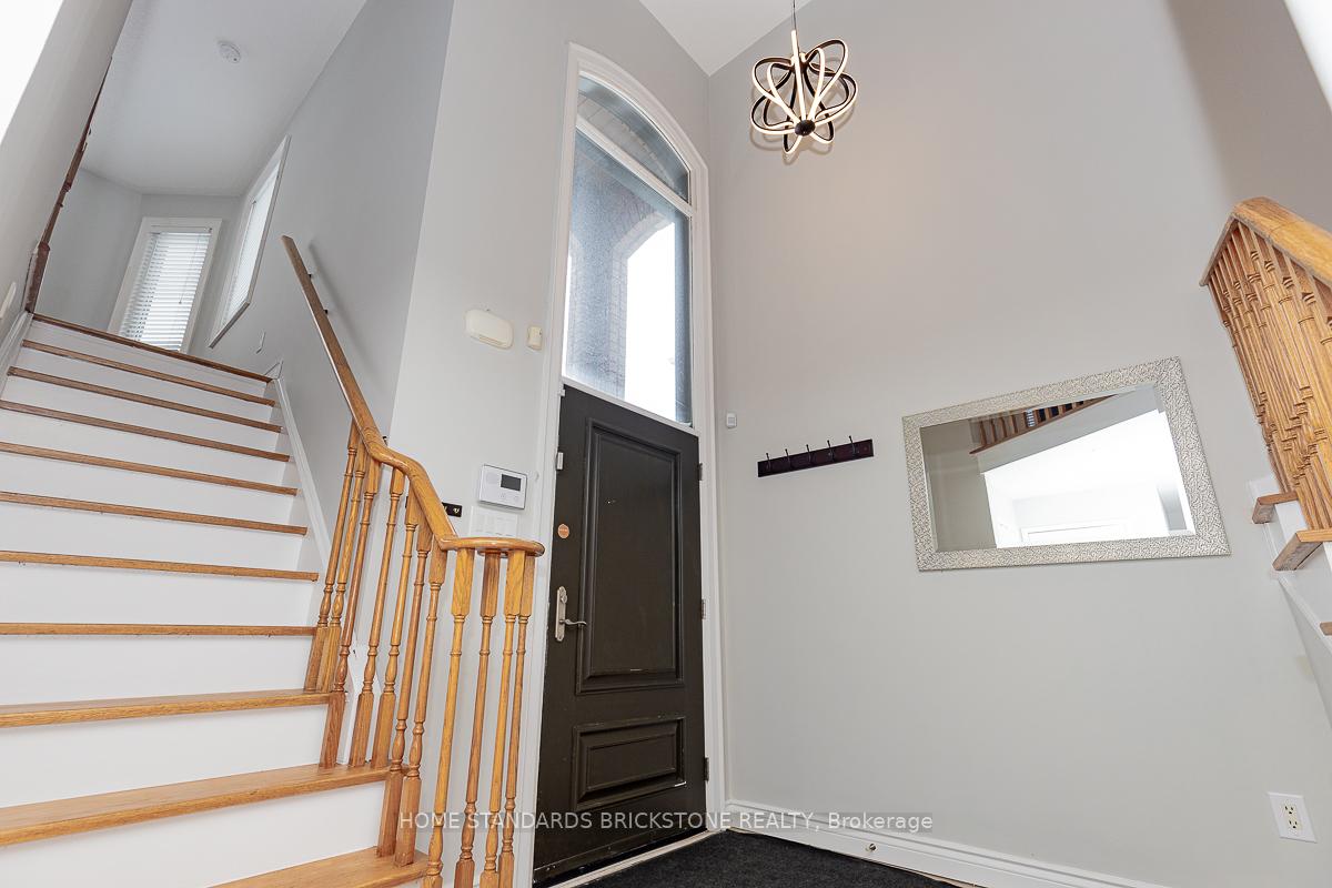 Photo 4 of 72 Sylwood Crescent, Vaughan, Maple — HOMEH