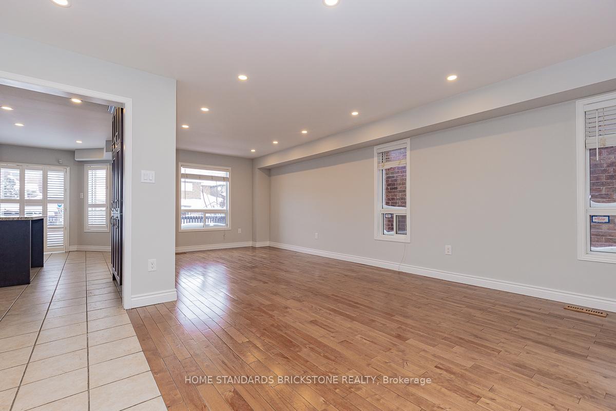 Photo 5 of 72 Sylwood Crescent, Vaughan, Maple — HOMEH