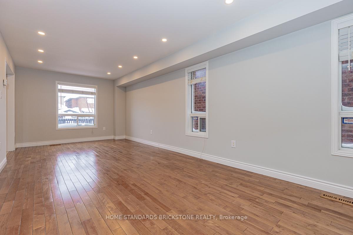 Photo 6 of 72 Sylwood Crescent, Vaughan, Maple — HOMEH