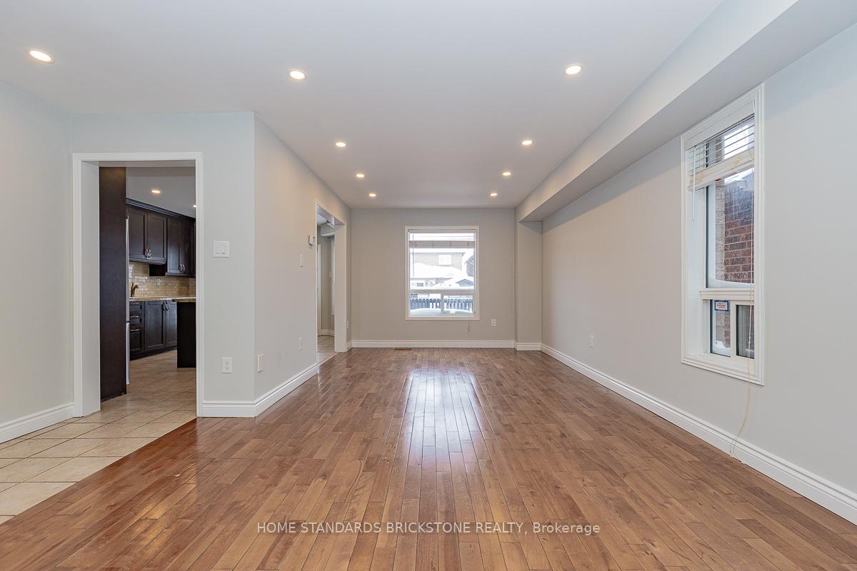 Photo 7 of 72 Sylwood Crescent, Vaughan, Maple — HOMEH