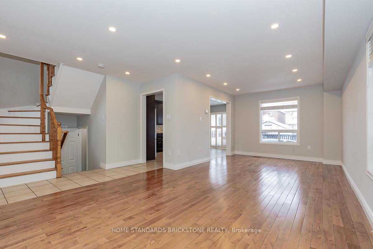 Photo 8 of 72 Sylwood Crescent, Vaughan, Maple — HOMEH