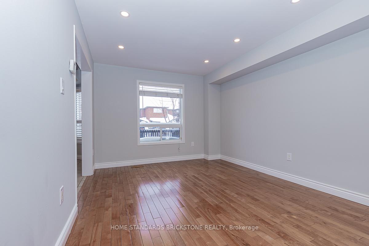 Photo 9 of 72 Sylwood Crescent, Vaughan, Maple — HOMEH