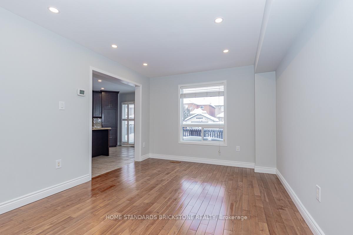 Photo 10 of 72 Sylwood Crescent, Vaughan, Maple — HOMEH