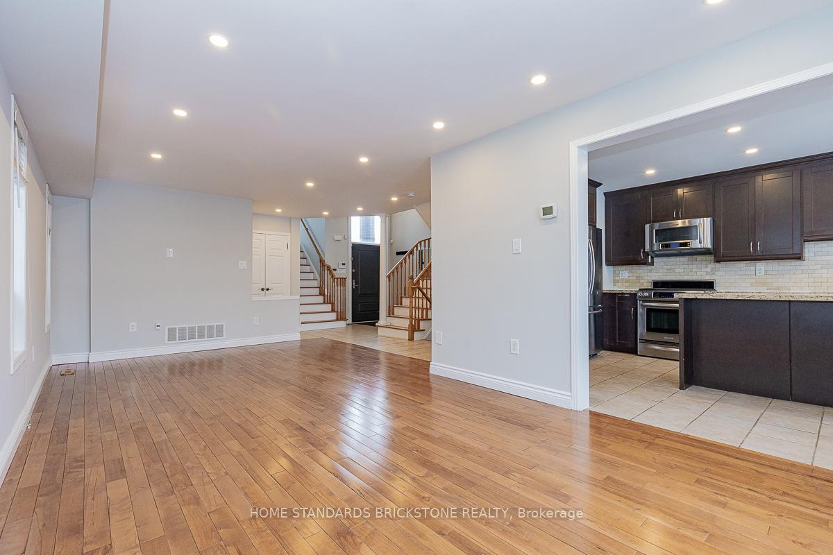 Photo 11 of 72 Sylwood Crescent, Vaughan, Maple — HOMEH