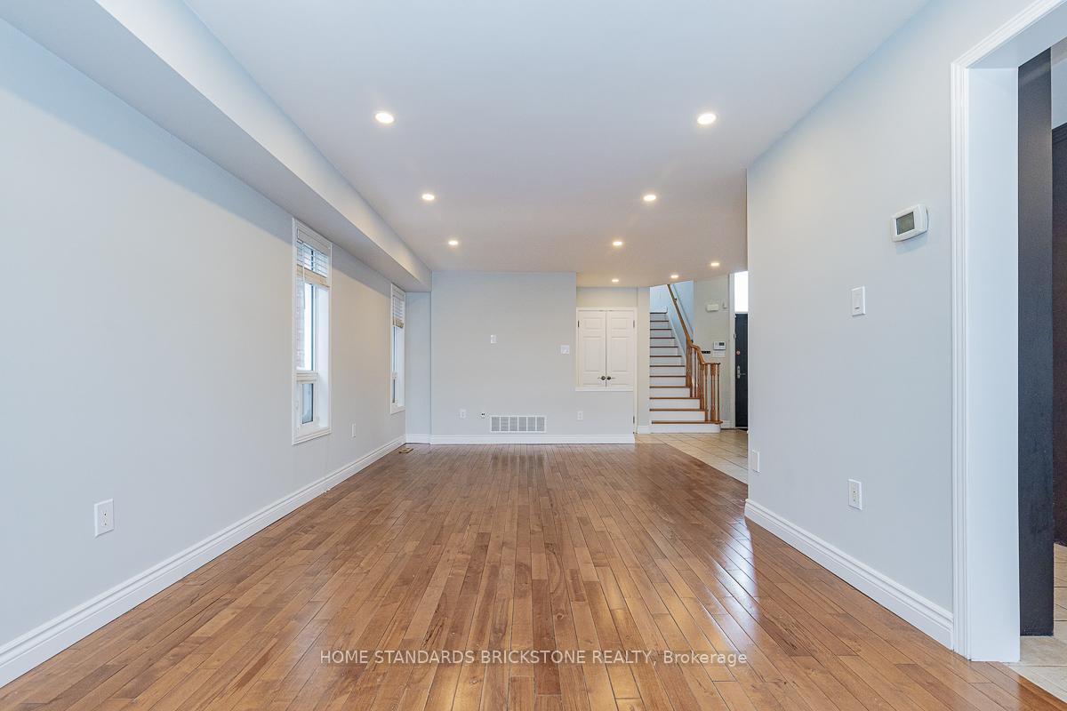 Photo 12 of 72 Sylwood Crescent, Vaughan, Maple — HOMEH
