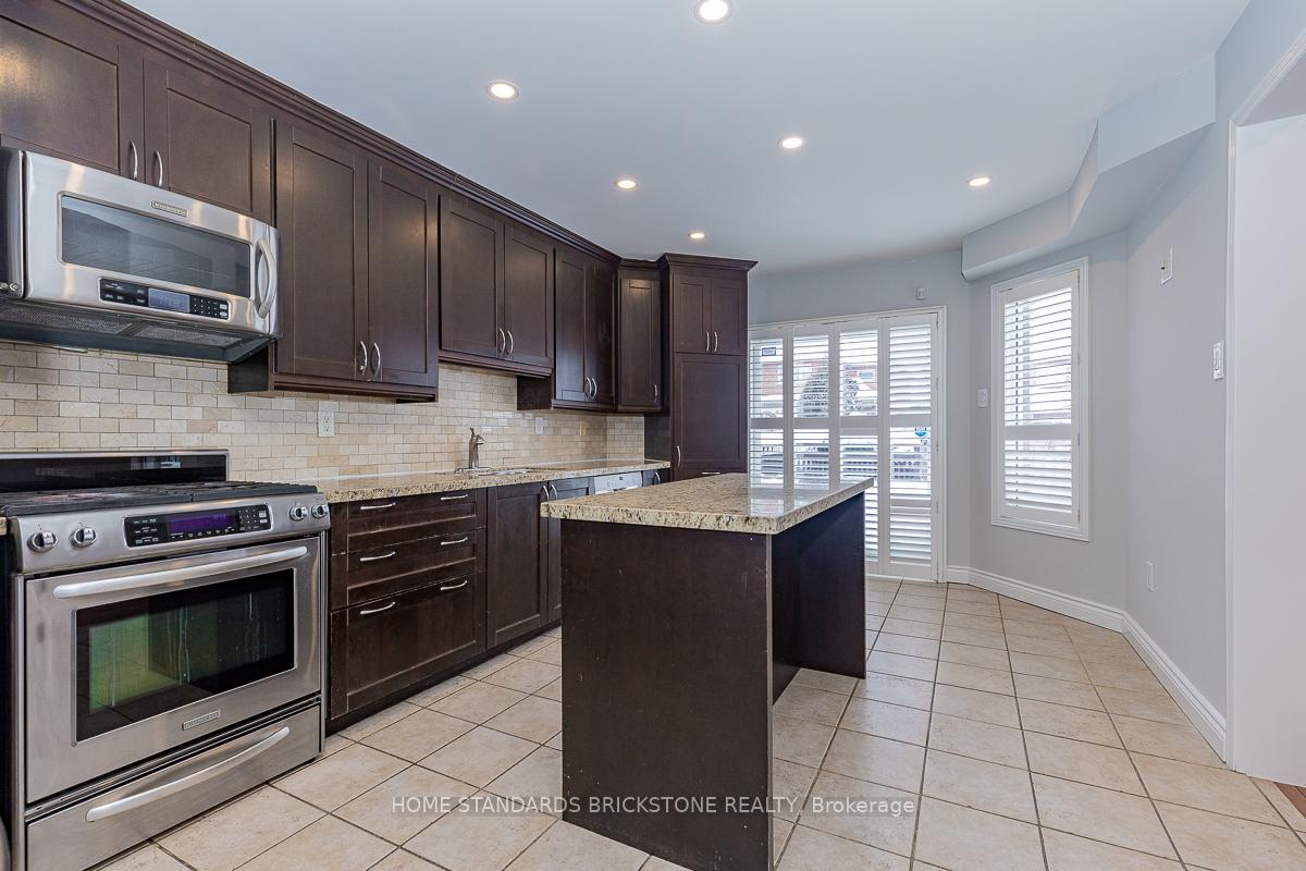 Photo 16 of 72 Sylwood Crescent, Vaughan, Maple — HOMEH