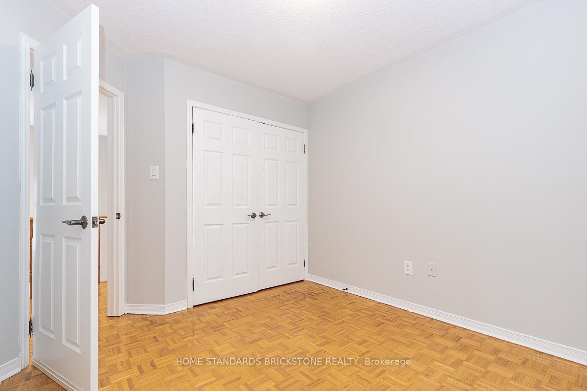 Photo 32 of 72 Sylwood Crescent, Vaughan, Maple — HOMEH