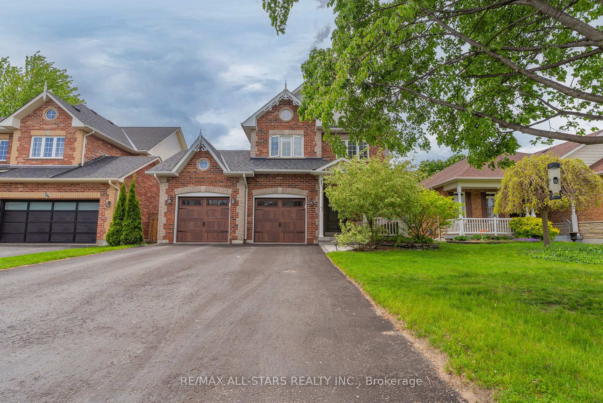 Photo 2 of 22 Brownscombe Crescent, Uxbridge — HOMEH