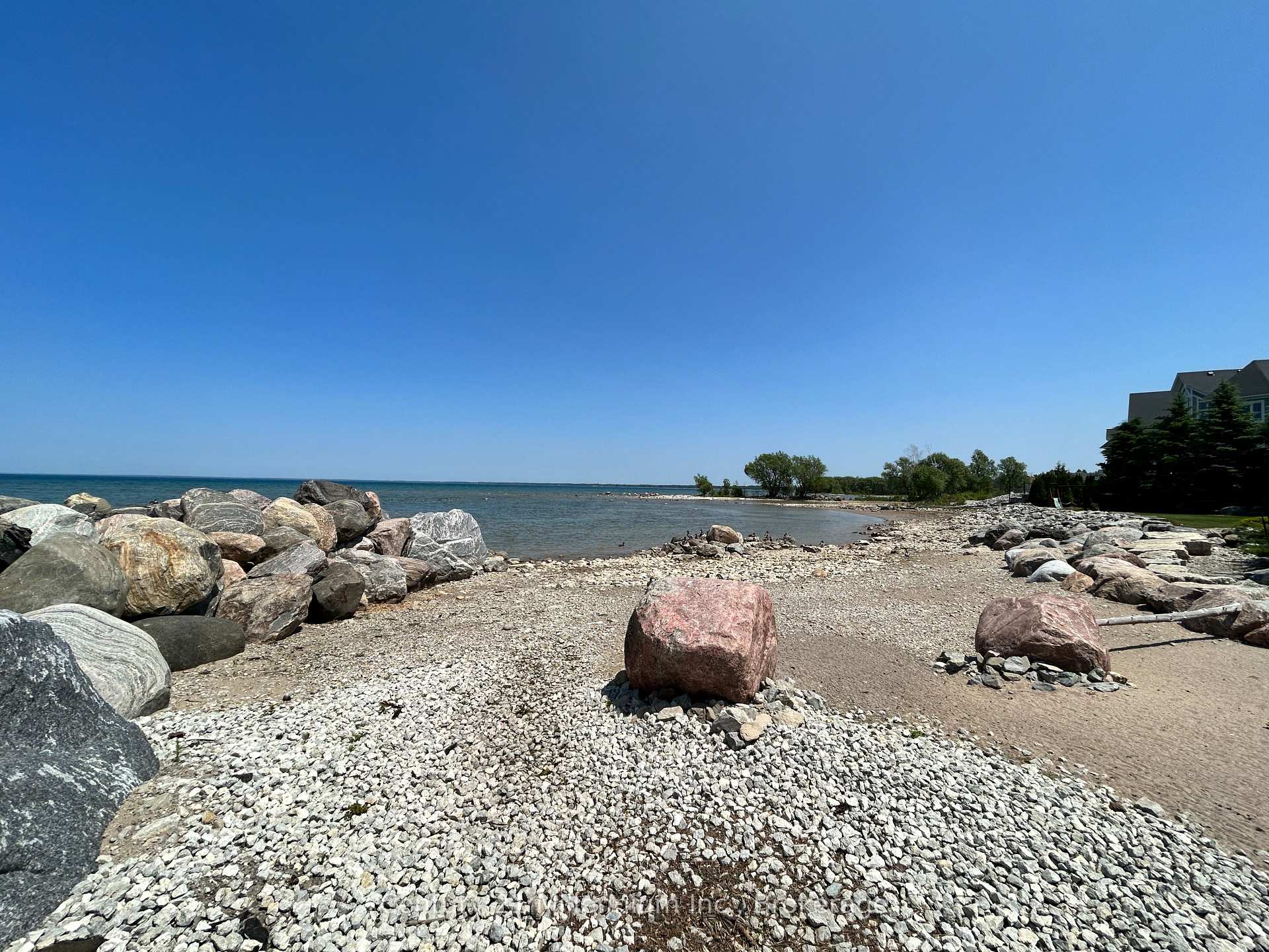 Photo 4 of 8 Bayview Avenue, Wasaga Beach — HOMEH