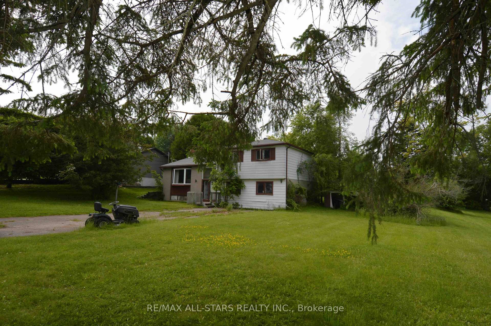 Photo 1 of 24 Young Street, Uxbridge — HOMEH