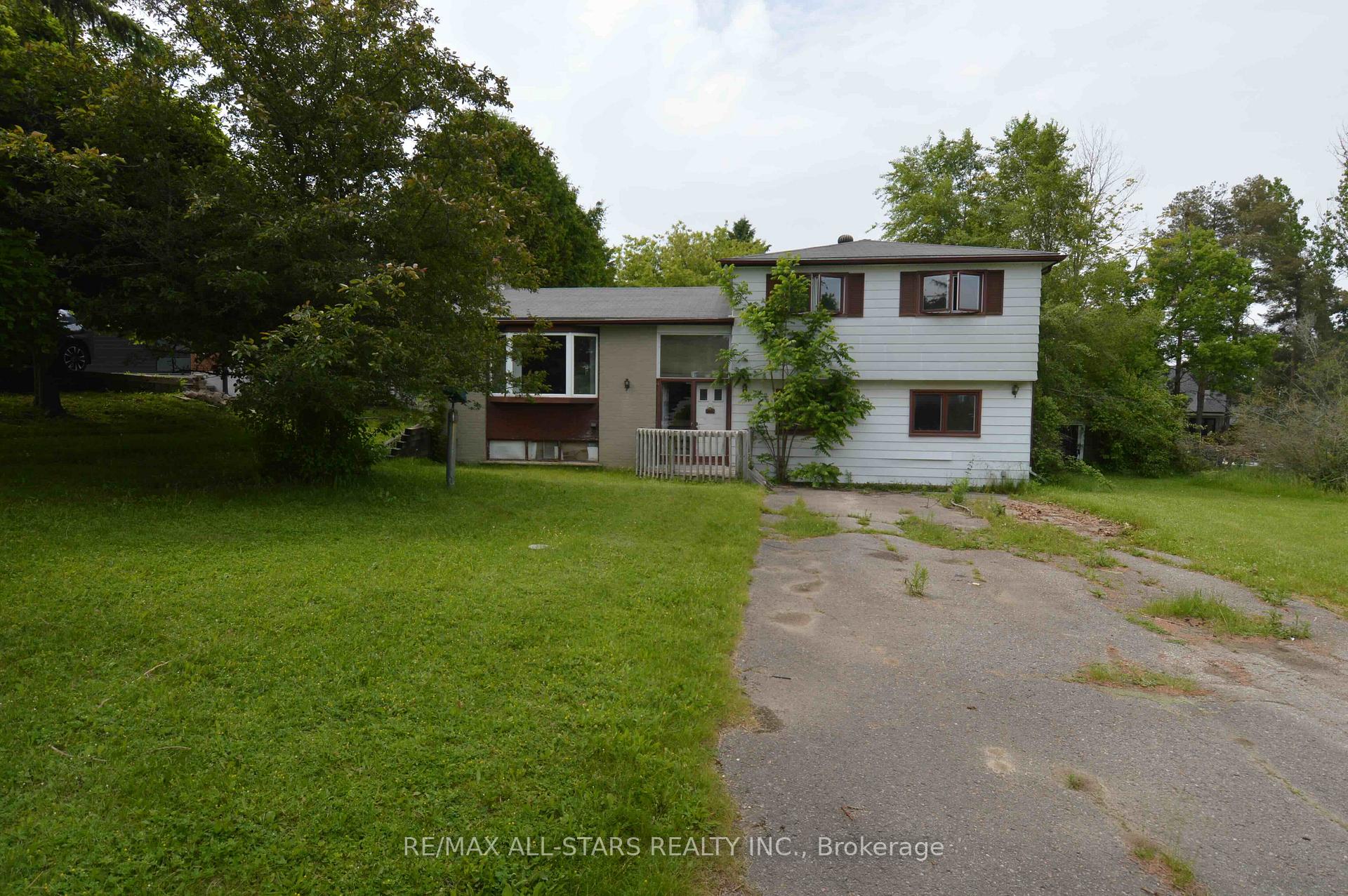 Photo 2 of 24 Young Street, Uxbridge — HOMEH