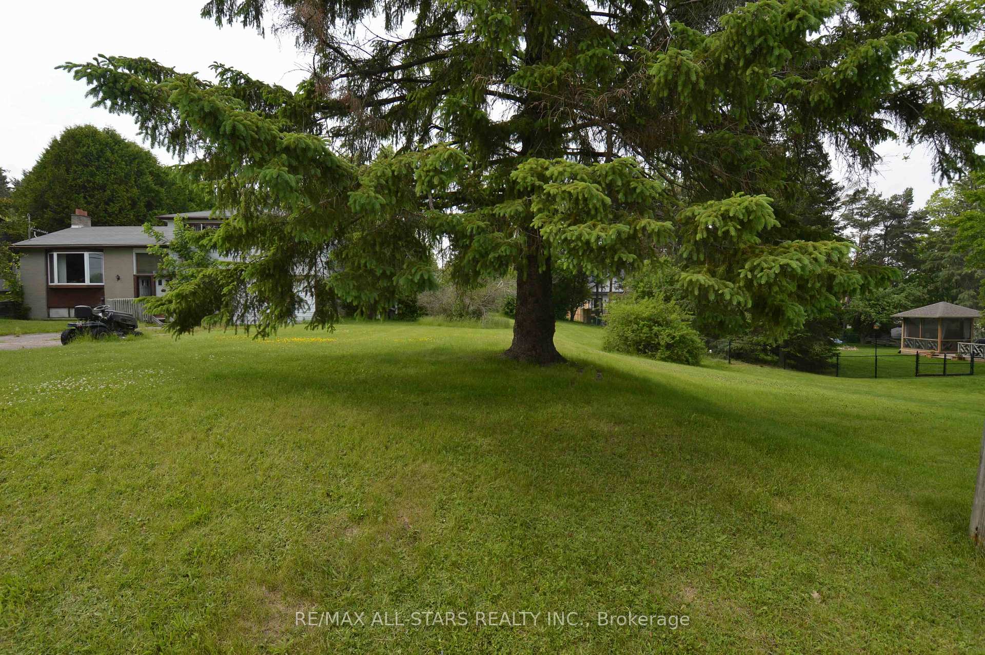 Photo 3 of 24 Young Street, Uxbridge — HOMEH