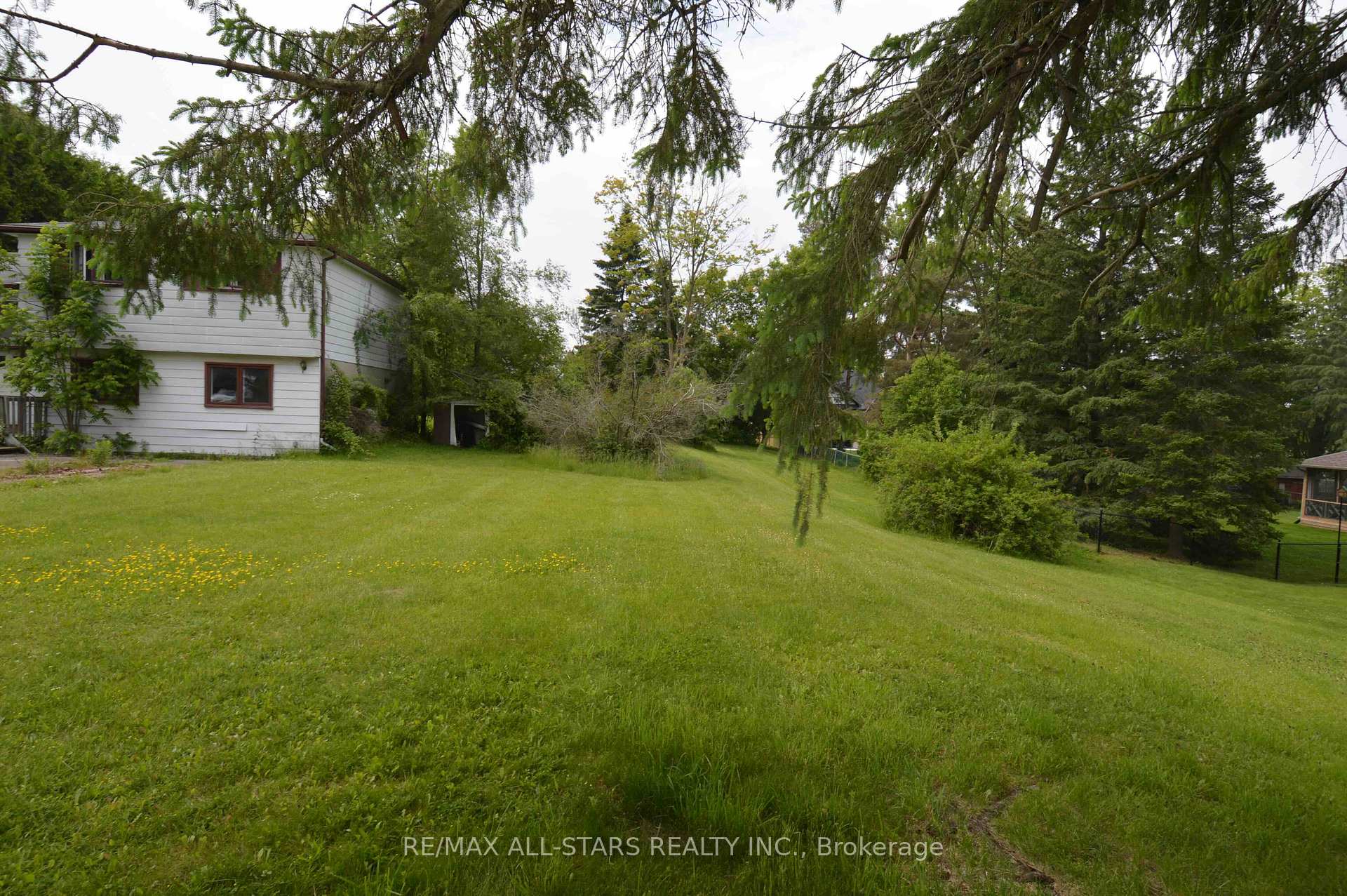 Photo 4 of 24 Young Street, Uxbridge — HOMEH