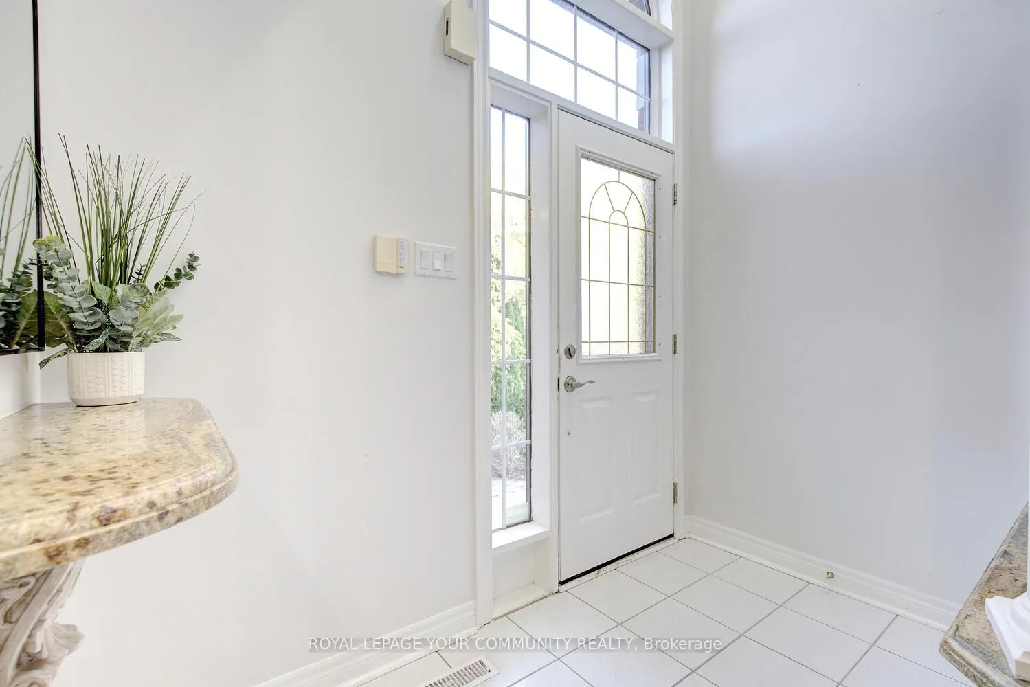 Photo 4 of 108 Kirkbride Crescent, Vaughan, Maple — HOMEH