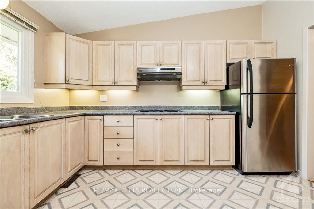 Photo 8 of 564 La Verendrye Drive, Ottawa, Beacon Hill North — HOMEH