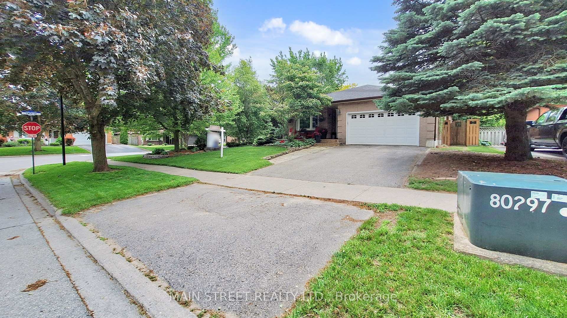 Photo 2 of 21 Munro Crescent, Uxbridge — HOMEH