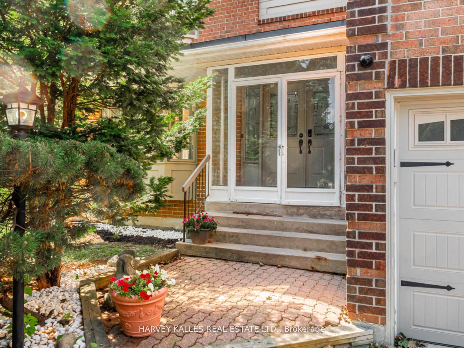 Photo 3 of 85 Franmore Circle, Vaughan, Crestwood-Springfarm-Yorkhill — HOMEH