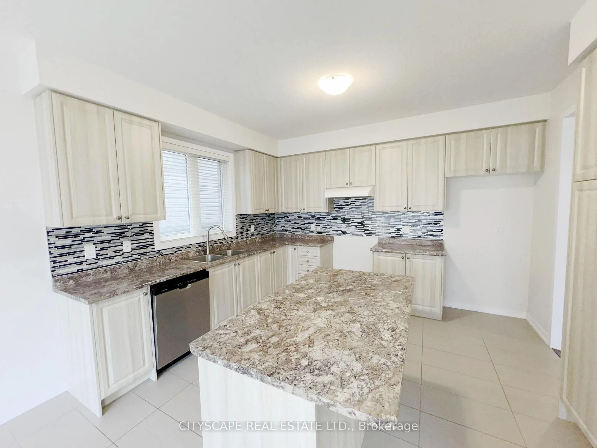 Photo 10 of 16 Pagebrook Crescent, Hamilton, Stoney Creek Mountain — HOMEH