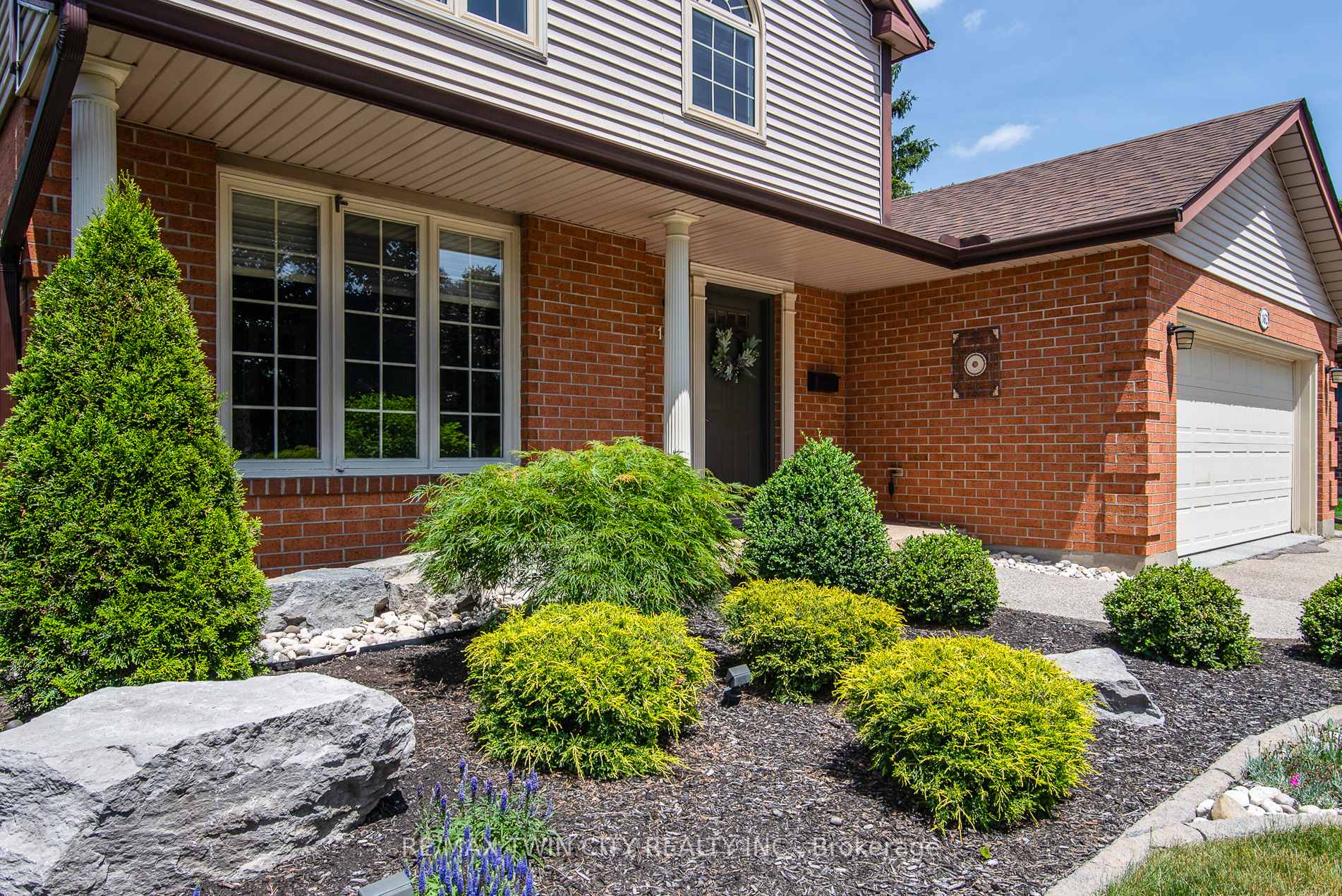 Photo 3 of 162 Ambleside Court, Waterloo — HOMEH